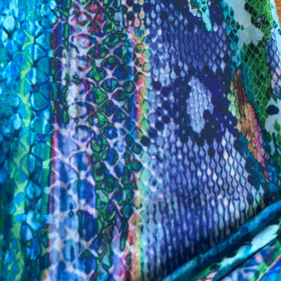 Capri Leggins / BUNDLE & SAVE/ Print: Blue Snake - Picture 4 of 4